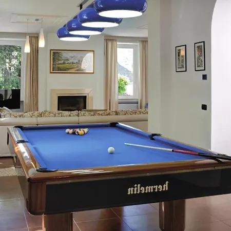 Perched Above The Gleaming Waters Of Lake Como With Modern Comforts チェルノッビオ