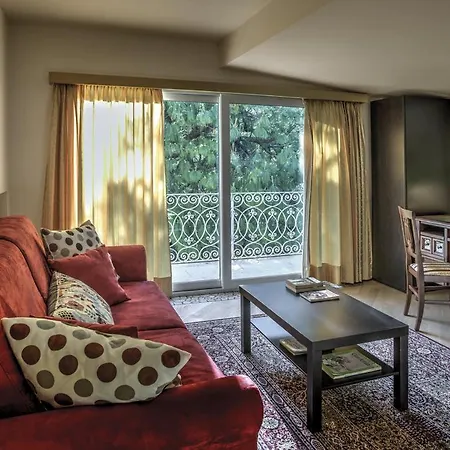 Perched Above The Gleaming Waters Of Lake Como With Modern Comforts Feriehus Cernobbio