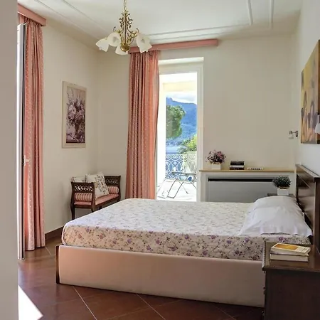 Perched Above The Gleaming Waters Of Lake Como With Modern Comforts Feriehus Cernobbio