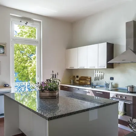 Perched Above The Gleaming Waters Of Lake Como With Modern Comforts בית נופש